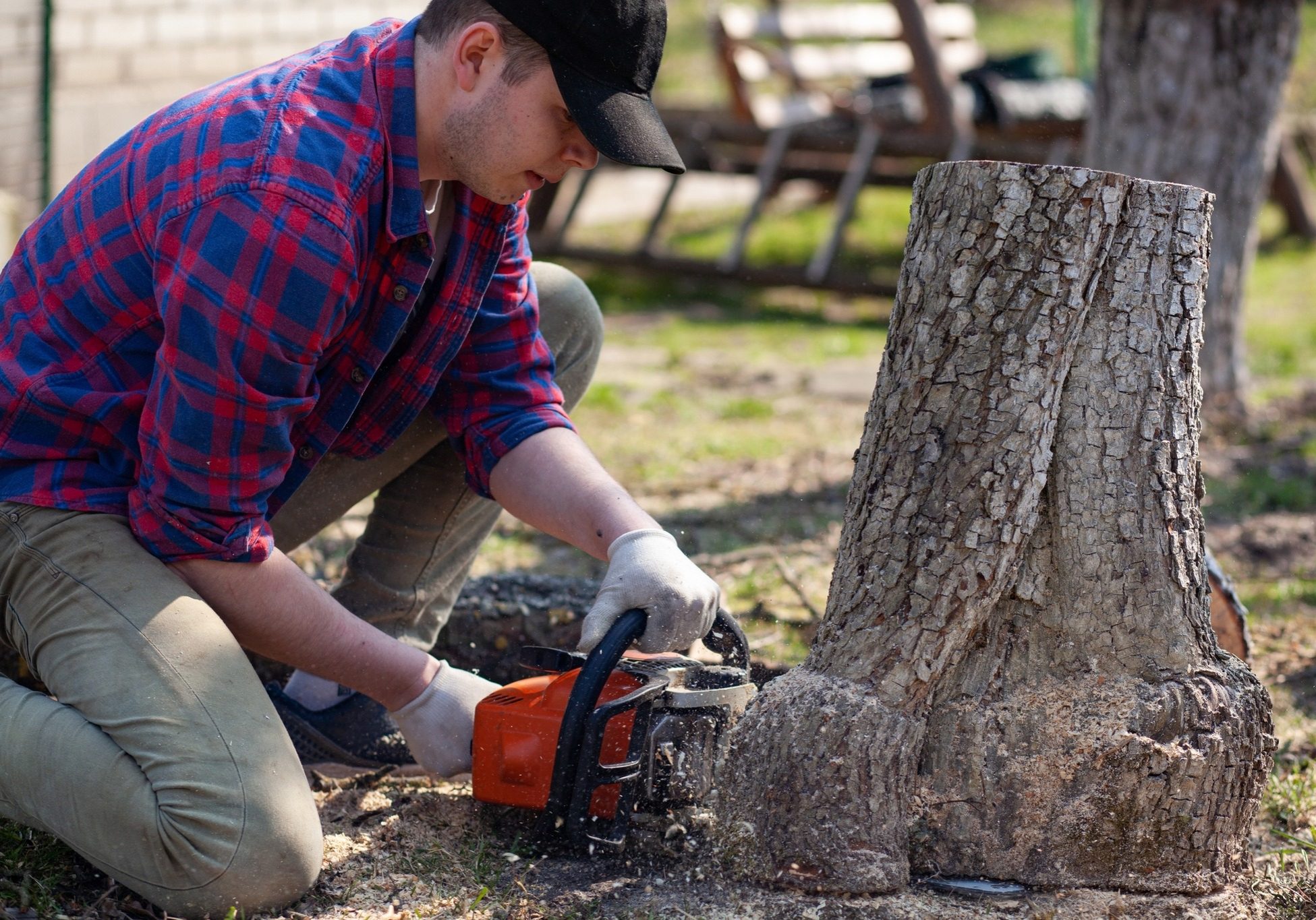 marks-tree-service-roanoke-va-worker-chainsaw-about-us